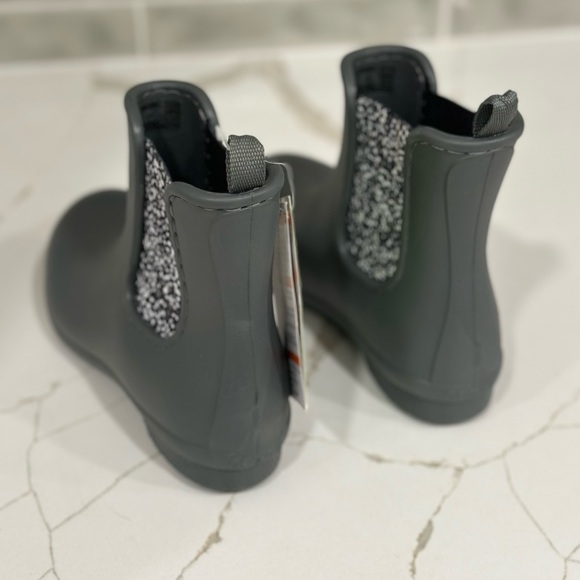 Crocs Freesail Chelsea waterproof boots. Girl Size 4. Color gray. Brand New. - Picture 9 of 12
